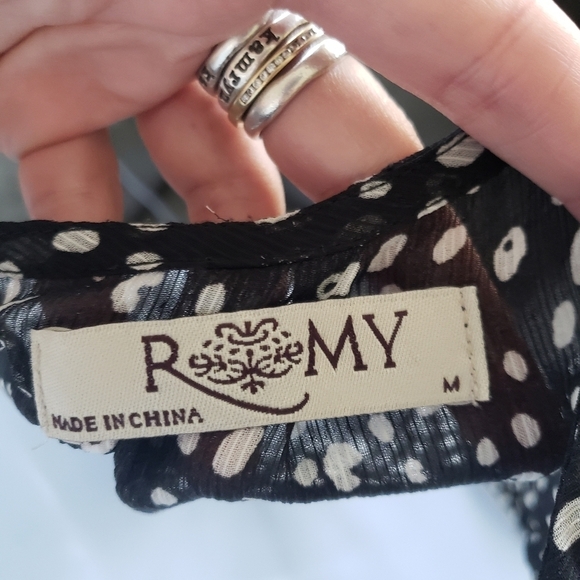 Remy Women's Medium Sleeveless Blouse Tank Top Black Polka Dot V-neck Chiffon - Picture 4 of 8